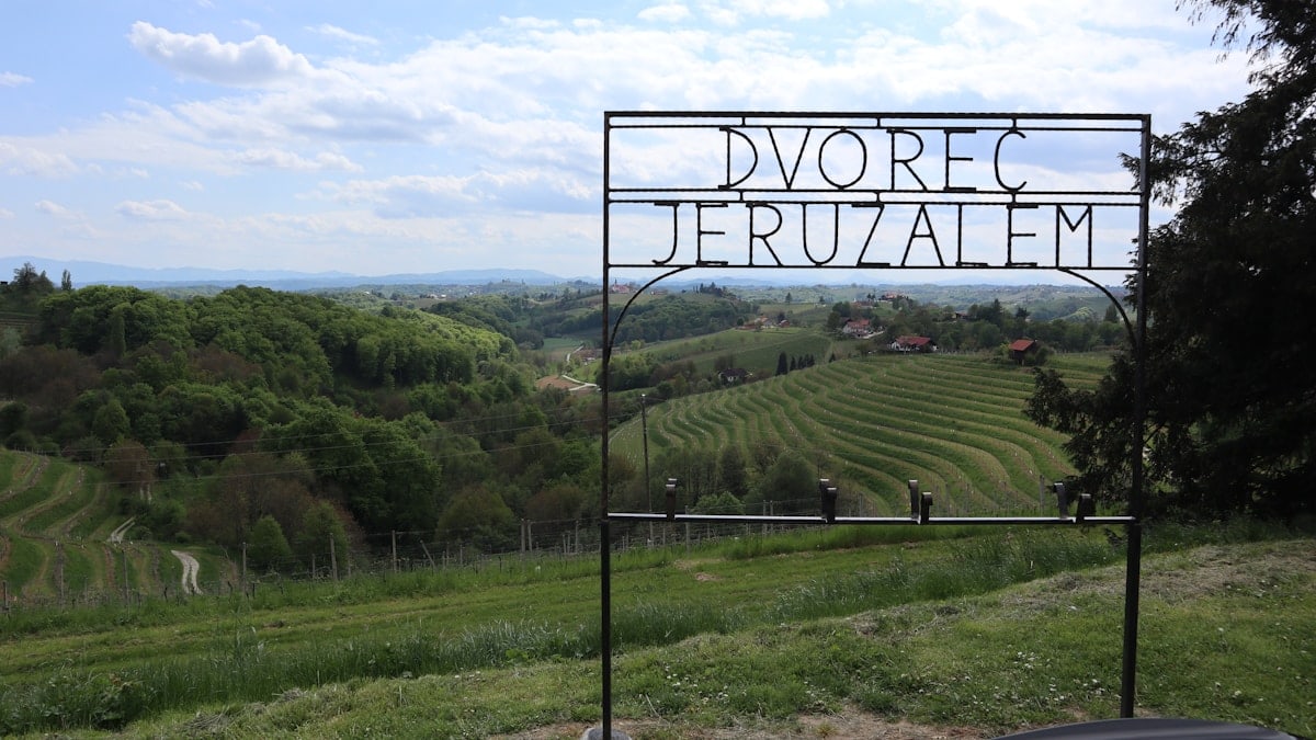 A sign that reads dovrec jerujaalem in front of a